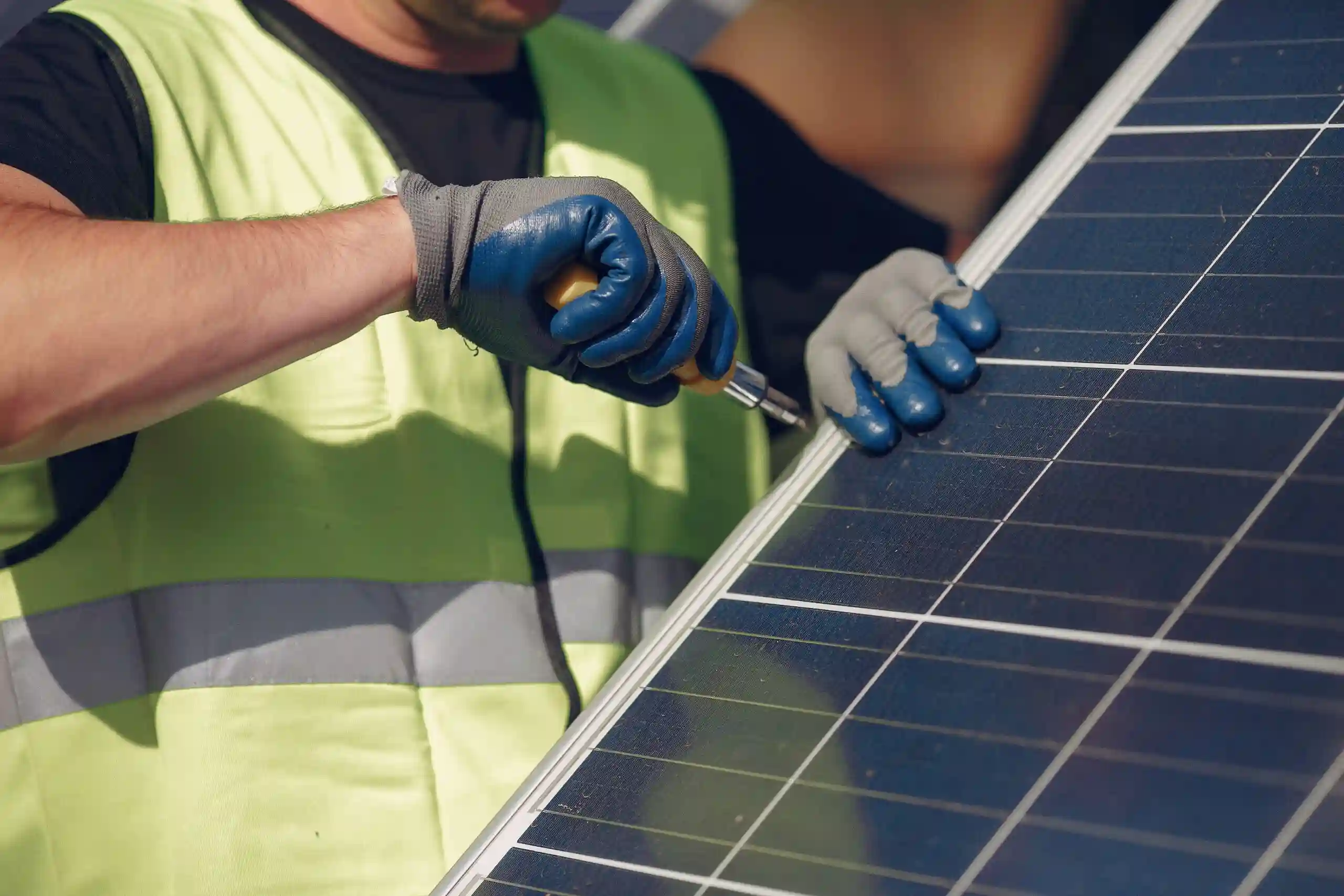 Read more about the article Solar Panel Cost in 2025: Complete Guide to Saving Money on Energy Bills