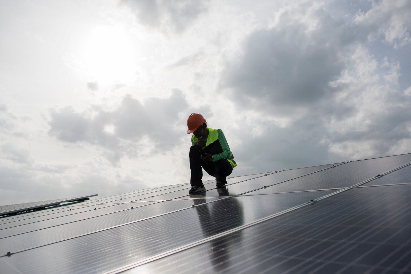 Read more about the article Clearing the Skies: How Solar Panel Installation in Vadodara Combats Urban Pollution